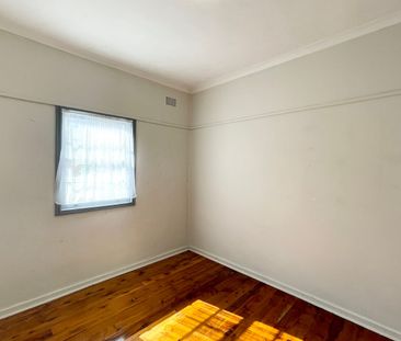 Spacious 4 Bedroom Home Featuring a Large Private Backyard - Photo 2