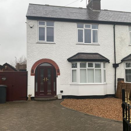 3 bedroom house - semi-detached to rent - Photo 3