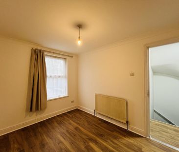 3 bedroom flat to rent - Photo 3