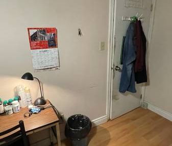 single basement room near Yorkdale Subway station - Photo 1