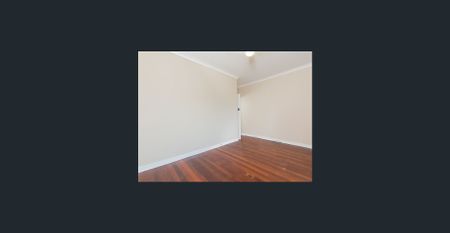 3 Bedroom Renovated Cottage With Rear Workshop - Photo 5