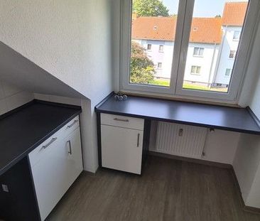 Schnuckelige Wohnung unter'm Dach - mit Einbauküche - Photo 1