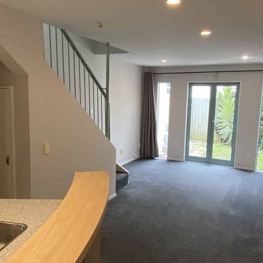 Spacious Sunny Apartment - Photo 1