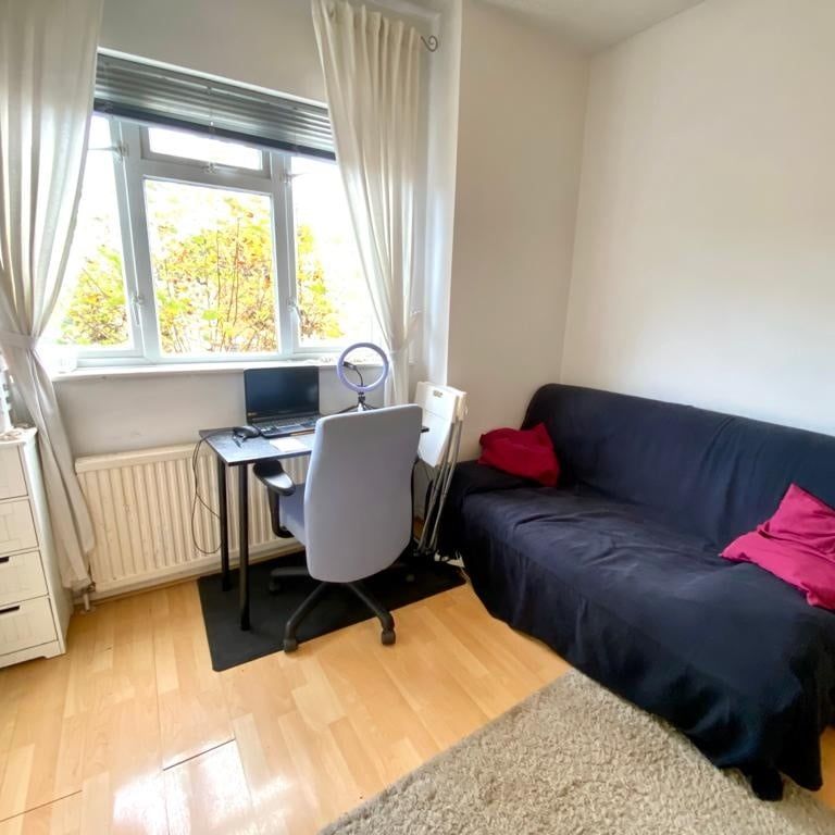 Studio Flat, Delamere Road, SW20 - Photo 1