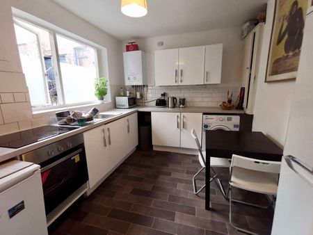 Professional Female Houseshare with Terrace Second Floor Back Room - Photo 4