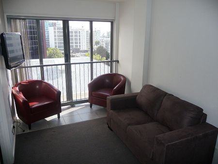 Single Bedroom to rent in Shared Apartment - Photo 3