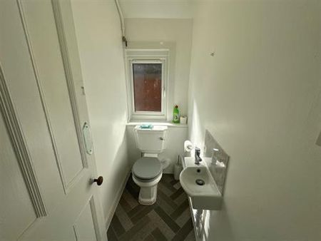1 bedroom in a house share to rent - Photo 5