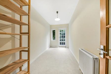 4 bedroom flat in Belsize Park - Photo 3