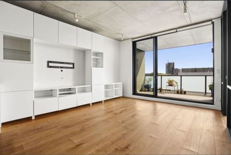 Stylish North-Facing Apartment in the Prestigious George & Allen Building - Photo 3