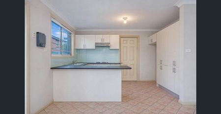 3 Bedroom Townhouse in Prime Location!! - Photo 3