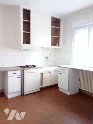 VILLAINES-LA-JUHEL (53), centre ville, maison d'habitation à louer comprenant: - Entrée, salon... - Photo 5