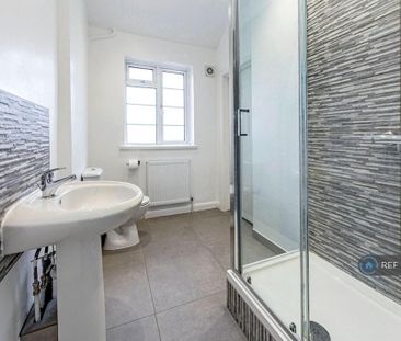 1 bedroom in a flat share to rent - Photo 5