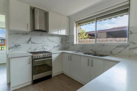1/8. Waverley Court, Craigieburn VIC 3064 - Photo 3