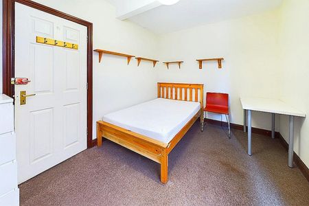 6 bedroom House To Let - Photo 4