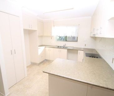 4 BEDROOM FAMILY HOME IN SUN VALLEY. - Photo 2