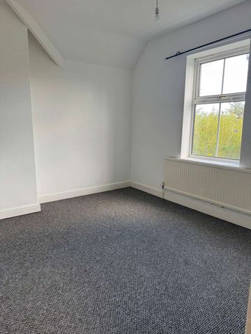 We are delighted to present this charming three-bedroom semi-detached cottage, available from April 2026, offering rustic elegance blended with modern convenien - Photo 4