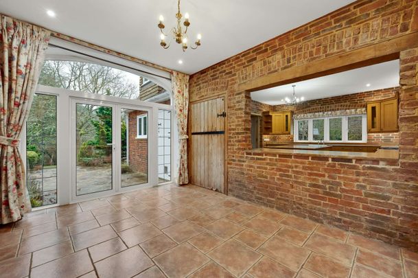 A substantial detached country house with a pool in one of Farnham's most sought after locations. - Photo 1