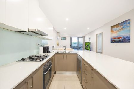 Stylish Apartment Living with Bedroom Size Study and Expansive Courtyard Appeal - Photo 5