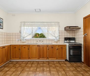 CLASSIC APPEAL IN A PRIME OAKLEIGH POCKET - Photo 5
