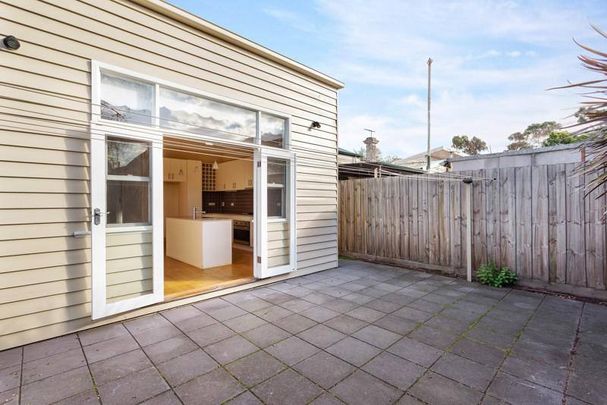 Charming Cottage Close to the Station - Photo 1