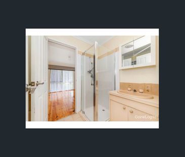 Charming Family Home in a Tranquil Neighbourhood 🏡✨ - Photo 6