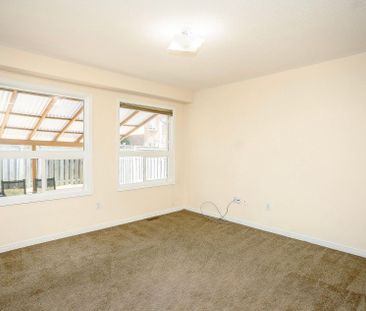 For Lease - 384 FLAGSTONE Way, Newmarket, Ontario - Photo 4