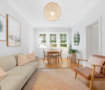 Charming art deco apartment with private access to garden courtyard - Photo 5