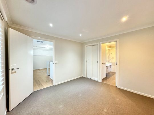 MODERN TWO BEDROOM TOWNHOUSE - Photo 1