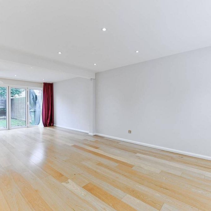 4 bedroom end of terrace house to rent - Photo 1