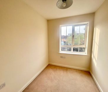 Silver Birch Way, Farnborough, GU14 - Photo 2