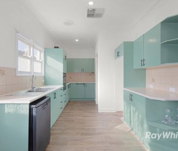 Family Living in a Prime Oakleigh South Location - Photo 3