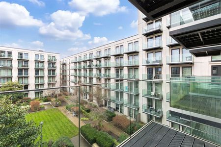 Royal Crest Avenue, London, E16 flat to rent - Photo 2