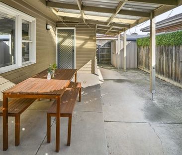 2 Selola Court, FAWKNER - Photo 2