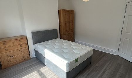 Spacious 5-Bedroom Renovated Property Near Ecclesall Road â€“ Ideal for Students or Sharers - Photo 2