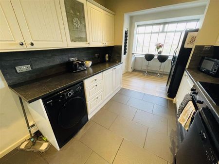 4 bedroom end of terrace house to rent - Photo 3