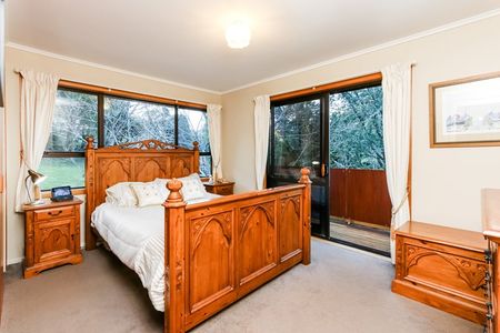 BLOCKHOUSE BAY - Great 4 Bedrooms Family Home with View and Privacy - Photo 3