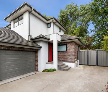 Stylish Two-Bedroom Townhouse in a Superb Location - Photo 3