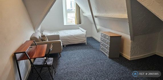 1 bedroom in a house share to rent - Photo 2