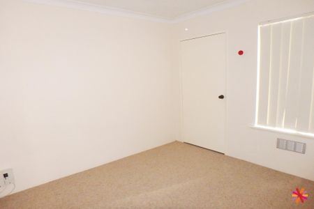 YOUR PERFECT VICTORIA PARK PAD WITH COURTYARD AND CONVENIENCE - Photo 4