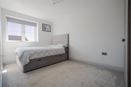 4 bedroom semi-detached house to rent - Photo 4