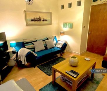 1 bedroom in a house share to rent - Photo 2