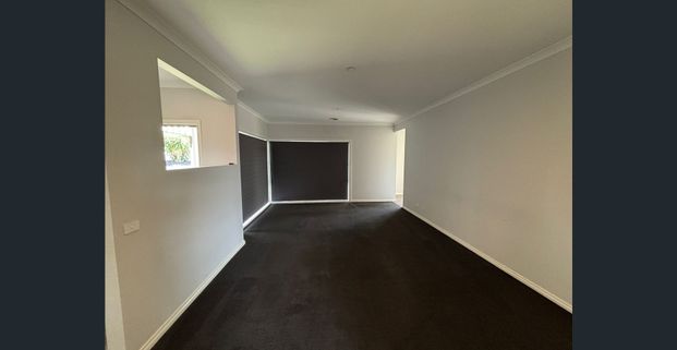 Spacious Family Home with Rare Side Access in Drouin Springs!!! - Photo 1