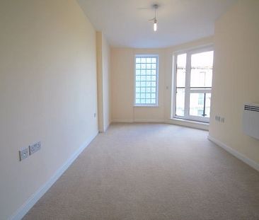 2 bed flat to rent in The Junction, Slough, SL2 - Photo 4