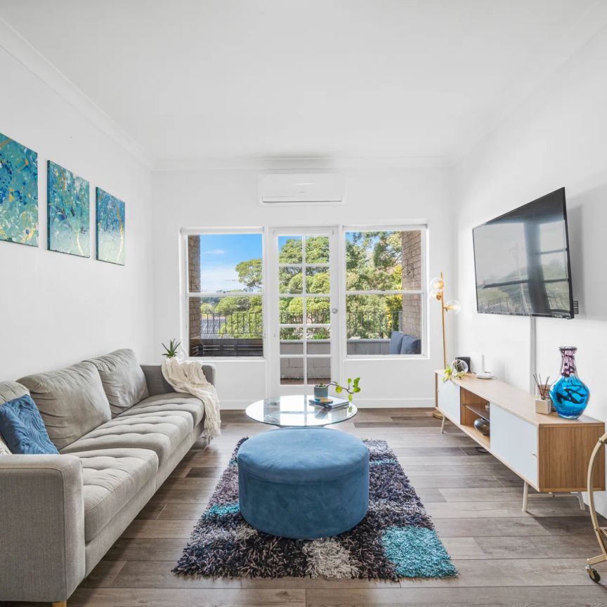 Two Bedroom Apartment In South Hurstville: Elevated Position, Light-Filled, Auto Garage. - Photo 1