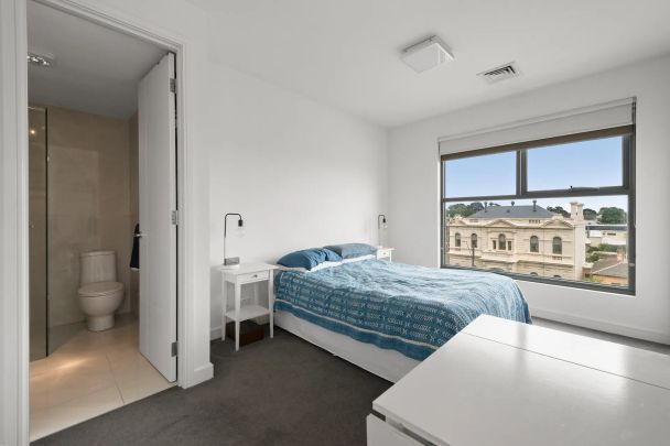 City views and seaside strolls from your 2-bedroom, 2-bathroom oasis - Photo 1