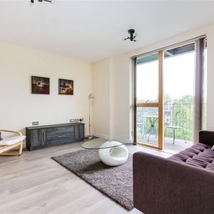 1 bedroom flat in Chiswick - Photo 2