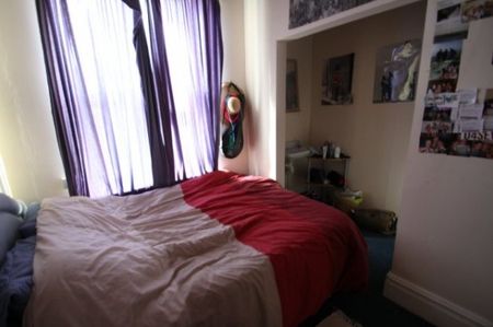 4 Bed - Spacious 4 Bedroom Flat By The Botanical Gardens - Photo 4