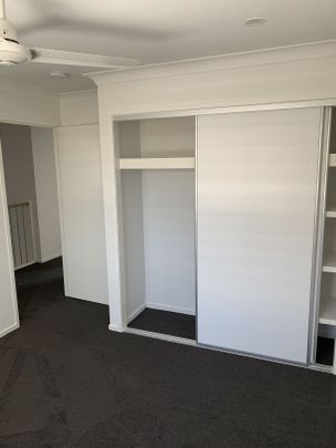 WELL APPOINTED MODERN TOWN HOUSE AVAILABLE 14/02/2026 - Photo 1