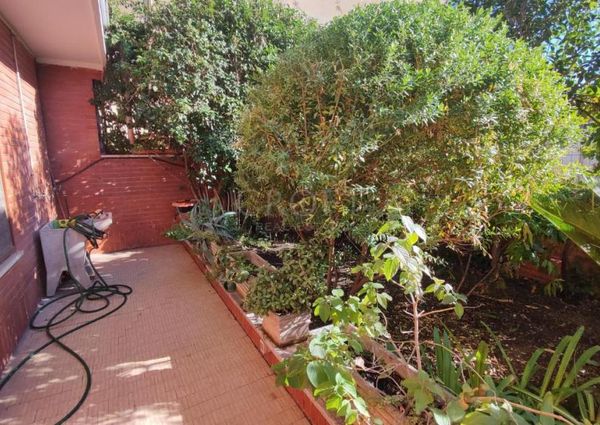 Monteverde Vecchio-Terrace: Furnished 2 Bedroom, 2 Bath, spacious kitchen, living, large private terrace and garden. Bright, silent, near shops, services and transport, located on a quite street in a well kept building. Possible parking. Ref 2375