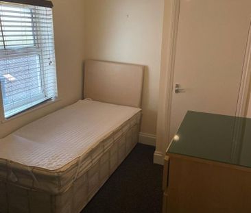 4 bedroom terraced house to rent - Photo 2